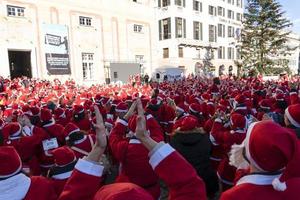 Gênova, Itália - 22 de dezembro de 2019 - caminhada tradicional do Papai Noel foto