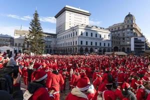 Gênova, Itália - 22 de dezembro de 2019 - caminhada tradicional do Papai Noel foto
