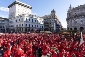 Gênova, Itália - 22 de dezembro de 2019 - caminhada tradicional do Papai Noel foto