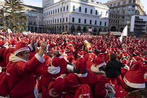 Gênova, Itália - 22 de dezembro de 2019 - caminhada tradicional do Papai Noel foto