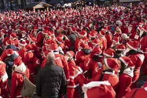 Gênova, Itália - 22 de dezembro de 2019 - caminhada tradicional do Papai Noel foto