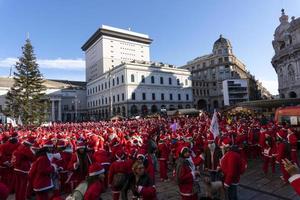 Gênova, Itália - 22 de dezembro de 2019 - caminhada tradicional do Papai Noel foto