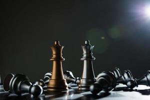 rei e cavaleiro do xadrez configurados em fundo escuro foto