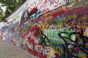 Praga, Julho 15 2019 - Beatles John lennon grafite parede foto
