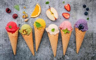 frutas e sorvete no concreto foto