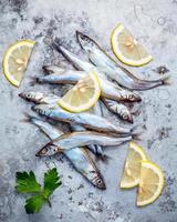 peixe shishamo com rodelas de limão foto
