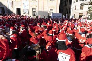 Gênova, Itália - 22 de dezembro de 2019 - caminhada tradicional do Papai Noel foto