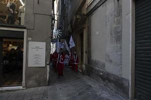 Gênova, Itália - 22 de dezembro de 2019 - caminhada tradicional do Papai Noel foto