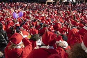 Gênova, Itália - 22 de dezembro de 2019 - caminhada tradicional do Papai Noel foto