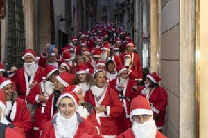 Gênova, Itália - 22 de dezembro de 2019 - caminhada tradicional do Papai Noel foto