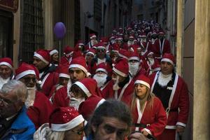 Gênova, Itália - 22 de dezembro de 2019 - caminhada tradicional do Papai Noel foto