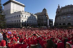 Gênova, Itália - 22 de dezembro de 2019 - caminhada tradicional do Papai Noel foto