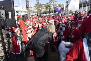 Gênova, Itália - 22 de dezembro de 2019 - caminhada tradicional do Papai Noel foto