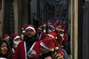 Gênova, Itália - 22 de dezembro de 2019 - caminhada tradicional do Papai Noel foto