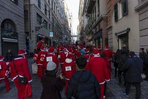 Gênova, Itália - 22 de dezembro de 2019 - caminhada tradicional do Papai Noel foto