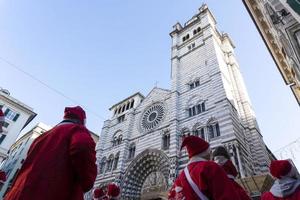 Gênova, Itália - 22 de dezembro de 2019 - caminhada tradicional do Papai Noel foto