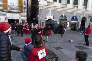 Gênova, Itália - 22 de dezembro de 2019 - caminhada tradicional do Papai Noel foto