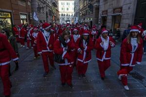 Gênova, Itália - 22 de dezembro de 2019 - caminhada tradicional do Papai Noel foto