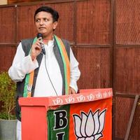 delhi, índia, 02 de dezembro de 2022 -bharatiya janata partidário bjp durante mega road show em apoio ao candidato bjp pankaj luthara para arquivar documentos de nomeação antes das eleições do órgão local mcd 2022 foto