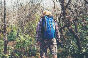 caminhante jovem hippie com mochila foto