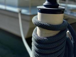 barco amarrado em um convés com uma corda azul