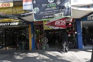 cidade do méxico, méxico - 5 de novembro de 2017 - pessoas no mercado de rua da cidade foto