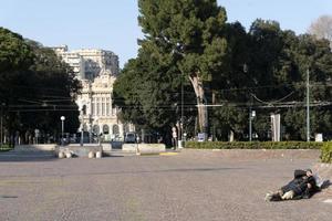 Gênova, Itália - 5 de abril de 2020 - as ruas do centro estão desertas devido à quarentena do coronavírus foto