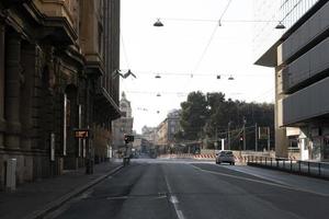 Gênova, Itália - 5 de abril de 2020 - as ruas do centro estão desertas devido à quarentena do coronavírus foto