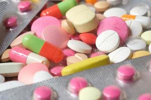 close-up de muitos comprimidos e cápsulas coloridas