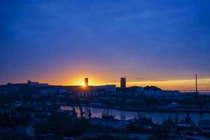 paisagem urbana com o nascer do sol em vladivostok, Rússia foto