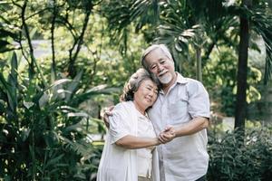 casal de idosos dançando juntos foto