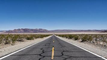 estrada deserta com asfalto remendado foto