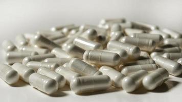 close-up de uma pilha de comprimidos brancos