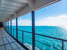 varanda do cruzeiro ou barco com bela vista do mar e do mar no céu azul foto