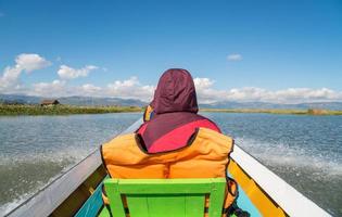 turista viagem de local barco para Visita a flutuando Vila do intha pessoas dentro inle lago do Shan Estado do myanmar. foto