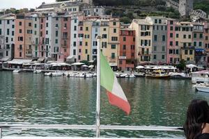 portovenere, itália - 24 de setembro de 2017 - muitos turistas na pitoresca vila italiana foto