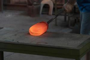 mestre de vidro enquanto trabalhava na fábrica de vidro do forno de murano veneza itália foto