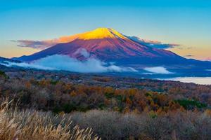 montanha fuji em yamanakako ou lago yamanaka no japão foto