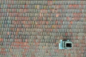 detalhe da chaminé do telhado da itália vista do drone foto