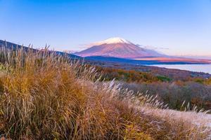montanha fuji em yamanakako ou lago yamanaka no japão foto