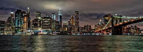 Manhattan vista noturna do Brooklyn foto