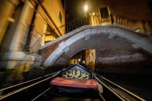 veneza passeio de gôndola à noite foto