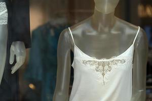 lingerie de mulher em um manequim dentro de uma loja foto