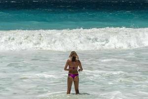 linda garota na praia tropical foto