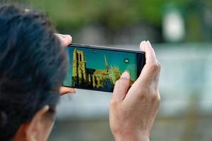 turista levando cenário do notre dame catedral dentro Paris foto