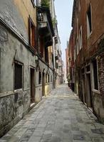 rua às inverno crepúsculo dentro Veneza cidade foto