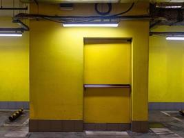 amarelo porta do Saída a partir de subterrâneo estacionamento foto