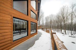 inverno chalés dentro controlo remoto área quebeque, Canadá, registro casa com sauna, spa, quartos de dormir, piscina, vivo sala, messanino, cozinha e banheiros foto