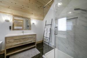 inverno chalés dentro controlo remoto área quebeque, Canadá, registro casa com sauna, spa, quartos de dormir, piscina, vivo sala, messanino, cozinha e banheiros foto