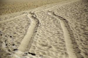 pneu faixas em a de praia foto